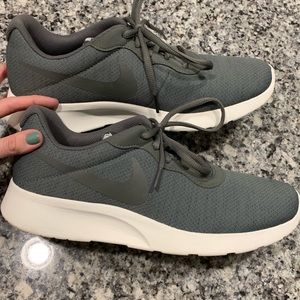 Men’s 9.5 Nike tanjun